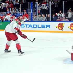 Roman Červenka (vlevo) během trestného střílení v zápase s Velkou Británií.