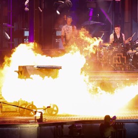 O pyrotechnické efekty nebyla nouze.