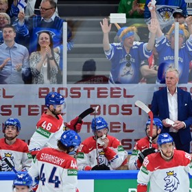 Smutek na české střídačce. Trenér Kari Jalonen souboj s Finy prohrál.