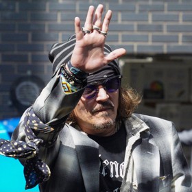 Johny Depp se zdraví s fanoušky na svém turné.