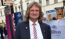 Na demonstraci se prý pokusil strhnout ukrajinskou vlajku. 