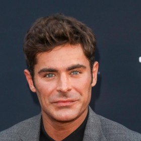 Zac Efron se změnil k nepoznání.