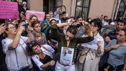 FOTO: Íránky i Íránci si stříhají na podporu dívky vlasy.