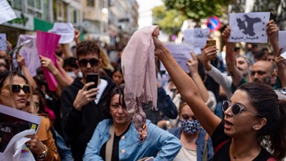 FOTO: Pálí se i hidžáby jako symbol útlaku žen.