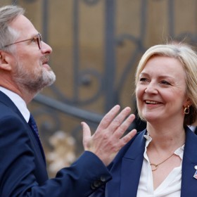 Britská premiérka Liz Truss na Fialovi mohla oči nechat.