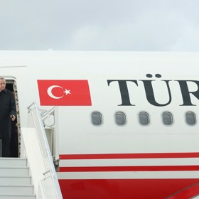 Turecký prezident vystupuje v Praze z letadla.