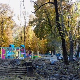 Rakety dopadly i na parky a dokonce dětská hřiště.