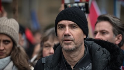 FOTO: Covid popíral, ale o peníze požádal.