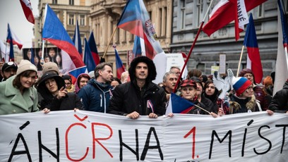 FOTO: Vrabel s transparentem na protivládní demonstraci.
