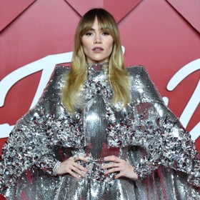 Suki Waterhouse je nádherná žena. 