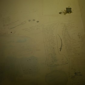 Popsané zdi v mučírně.