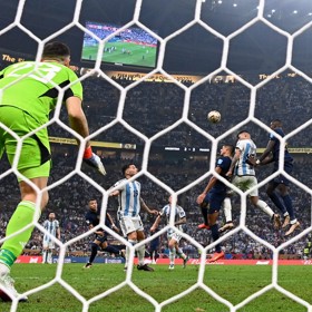 V jejich prvním zápase mistrovství světa ve fotbale Čechy převezl jihokorejský tým.