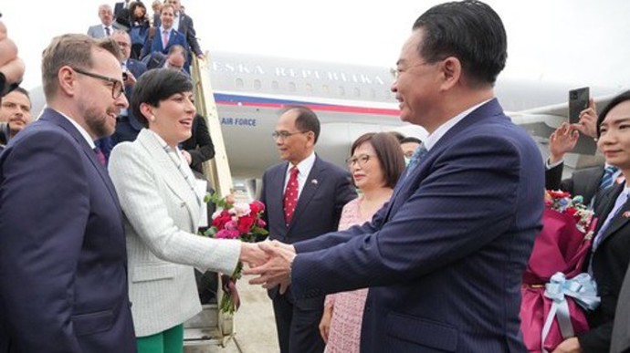 Delegace Poslanecké sněmovny vedená její předsedkyní Markétou Pekarovou Adamovou přistála na tchajwanském letišti.