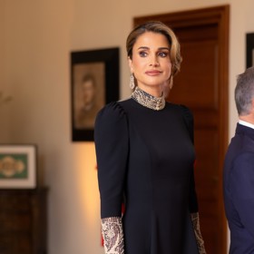 Královna Ranija v šatech od Diora.