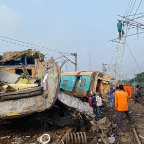 Vlakové neštěstí v Indii si vyžádalo stovky životů