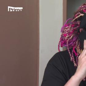 Ten později dorazí i s dětmi domů. Hostitelka tak bude vařit nejen pro návštěvu, ale také rodinu.