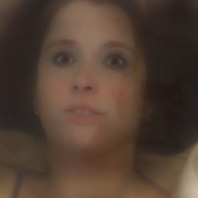 Denisa Nesvačilová v seriálu Půlnoční zpověď.