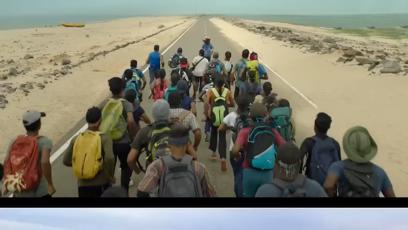 FOTO: Porovnání indické verze Forresta Gumpa (nahoře) s americkým originálem z roku 1994 (dole).