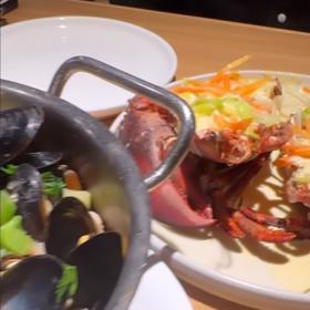 Belgické mušle a mořské plody vůbec jsou vyhlášené, i novomanželům očividně velmi chutnali.