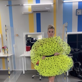 Patricie Pagáčová a její extravagantní šaty.