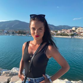 Jeho vyvolenou se stala ohnivá kráska Sarah.