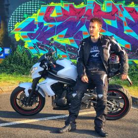 Na sociálních sítích působí už deset let.