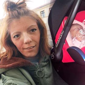 Adéla má panenku, kterou vydává za své vlastní miminko. 