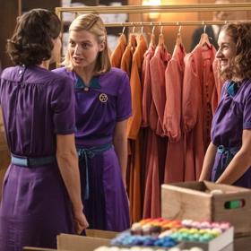 Tři mladé hlavní hrdinky seriálu Zlatá labuť, které doufají, že jim obchodní dům pomůže v cestě za sny.