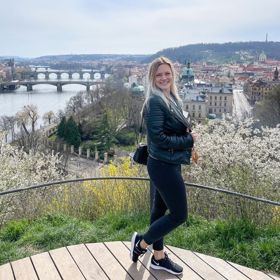 Simona jenom září.