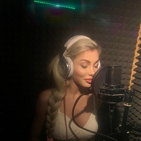 Slavěna se dala na pěveckou dráhu.