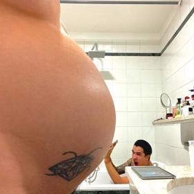 Na Instagramu se chlubí svým bříškem.