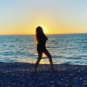 Krásná modelka pije ovocné a zeleninové šťávy.