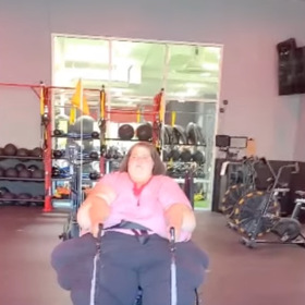 A také o tom, jak tvrdě dře v posilovně.