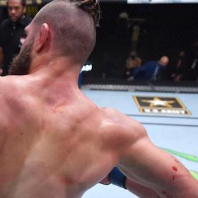 Rány v ringu skoro jako kdyby nevnímal.