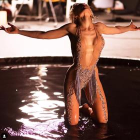 Zapěje píseň El Diablo.