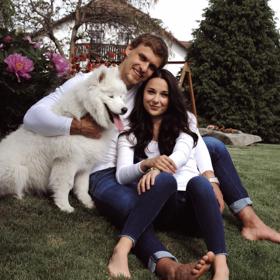 Jiří Smejkal a jeho partnerka Dominika si užívají klidu s pejskem na zahradě.