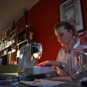 Leona na začátku koronavirové krize šila roušky.