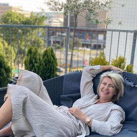 Je jí přes 60, a přesto je velice aktivní na sociálních sítích.