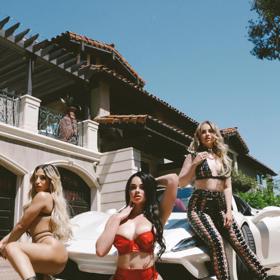 Abella Danger se objevila ve Velkých mokrých zadcích nebo ve filmu 4 oči, 3 díry.