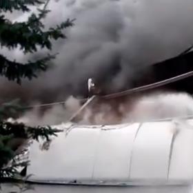 Kvůli požáru muselo být evakuováno několik desítek lidí.