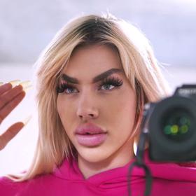 Jan Šimša si nechá zvětšit pozadí v Turecku.