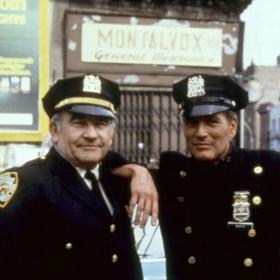 Ed Asner s Paulem Newmanem ve filmu Pevnost Apačů v Bronxu.