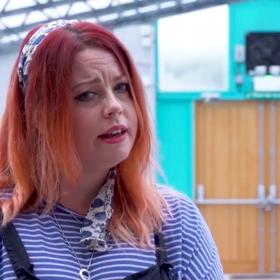 Ve svém snoubenci se poprvé vykoupala v pěti letech.