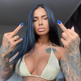 Sarah je pořádná rošťačka.