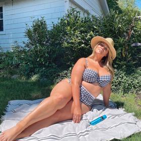 Na sexappealu Hunter váha neubírá.