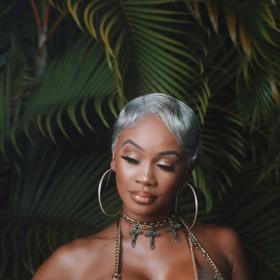 Saweetie pracovala ve striptýzovém baru.