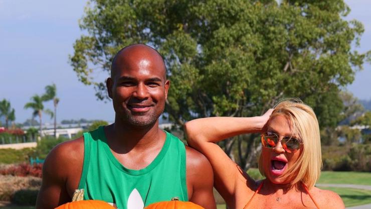 Galerie: Allegra Cole na Instagramu kojí liliputy a rošťačí s nimi v