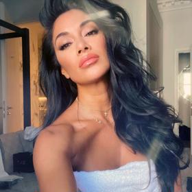 Nicole Scherzinger jen z ručníku.