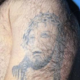 Policie pátrá po totožnosti muže nalezeného v Praze 1.