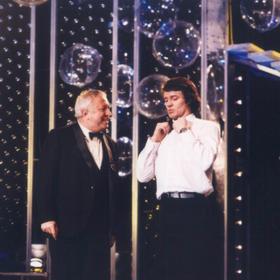 Vlastimil Harapes byl vždy elegantní muž. Na pódiu s Miroslavem Horníčkem.